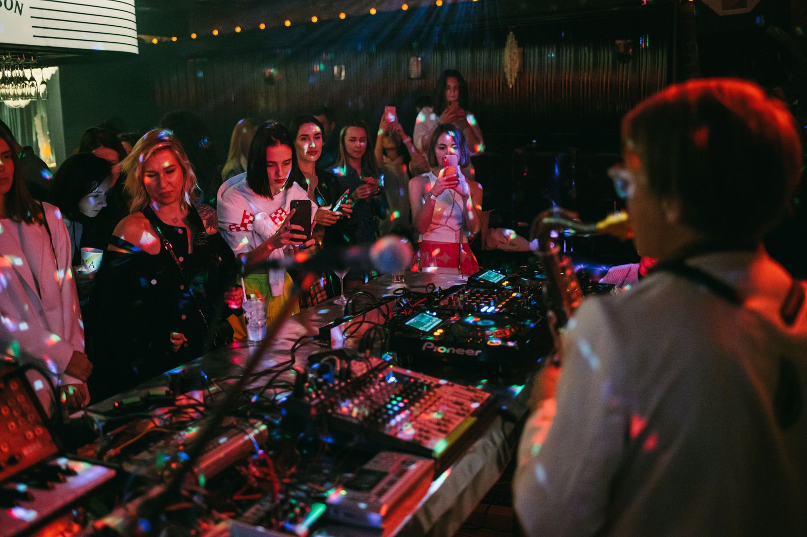 Jimi Tenor performing over the crowd at the afterparty